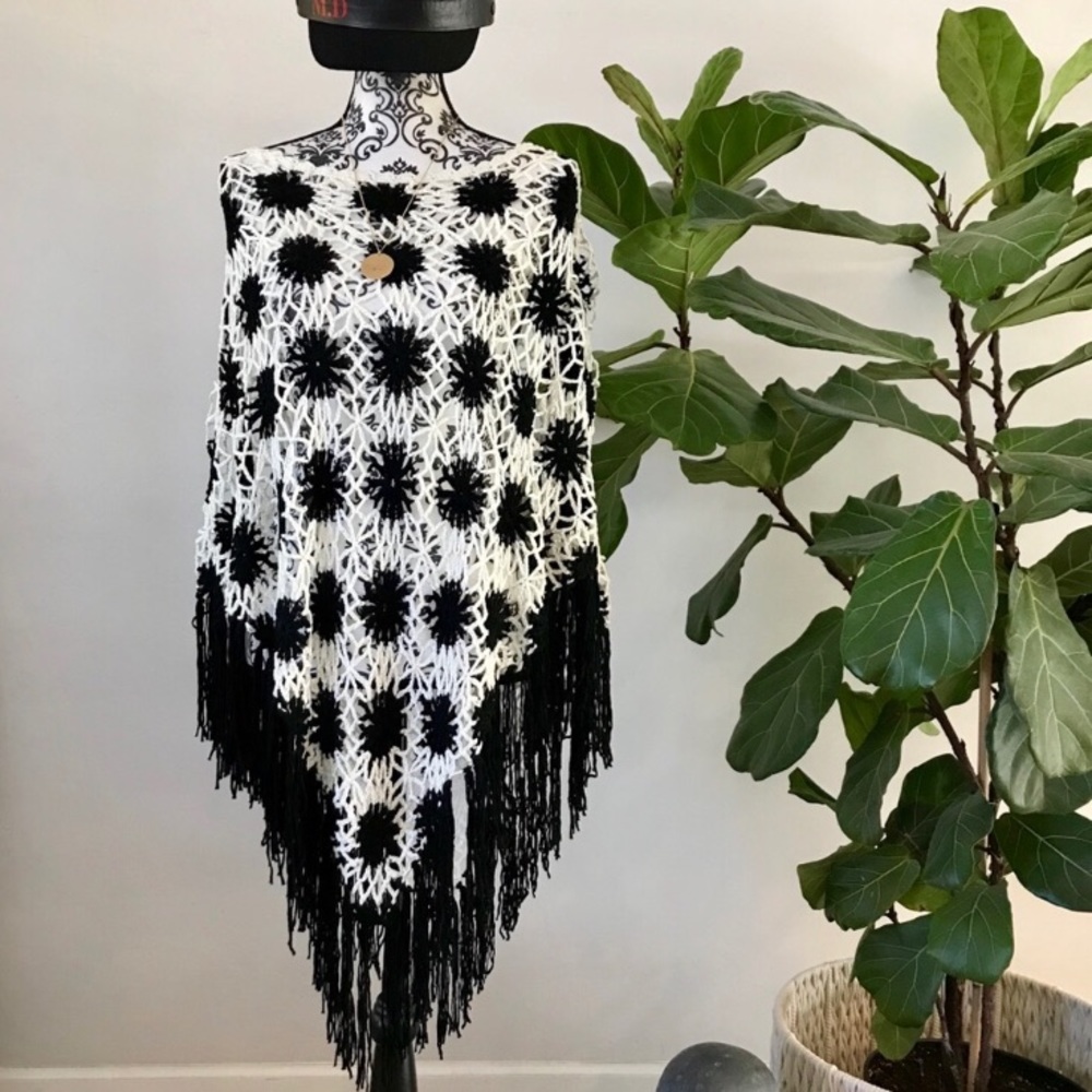 LIRA CLOTHING - SHAWL WITH FRINGE